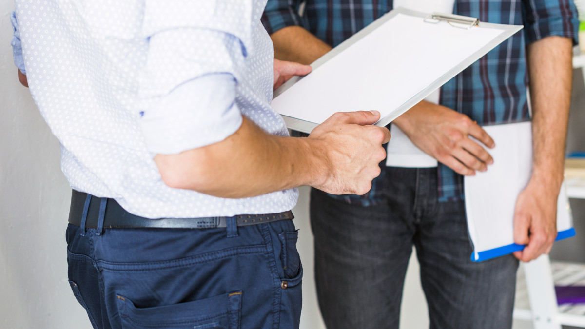 homme présentant un devis à un client